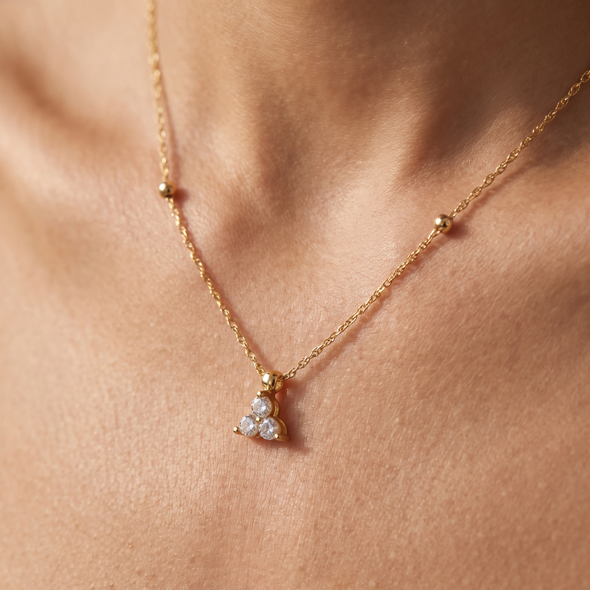 Collier Gold 333 mit Zirkonia, getragen