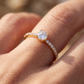 Damenring mit 17 Zirkonia, Gold 333, getragen