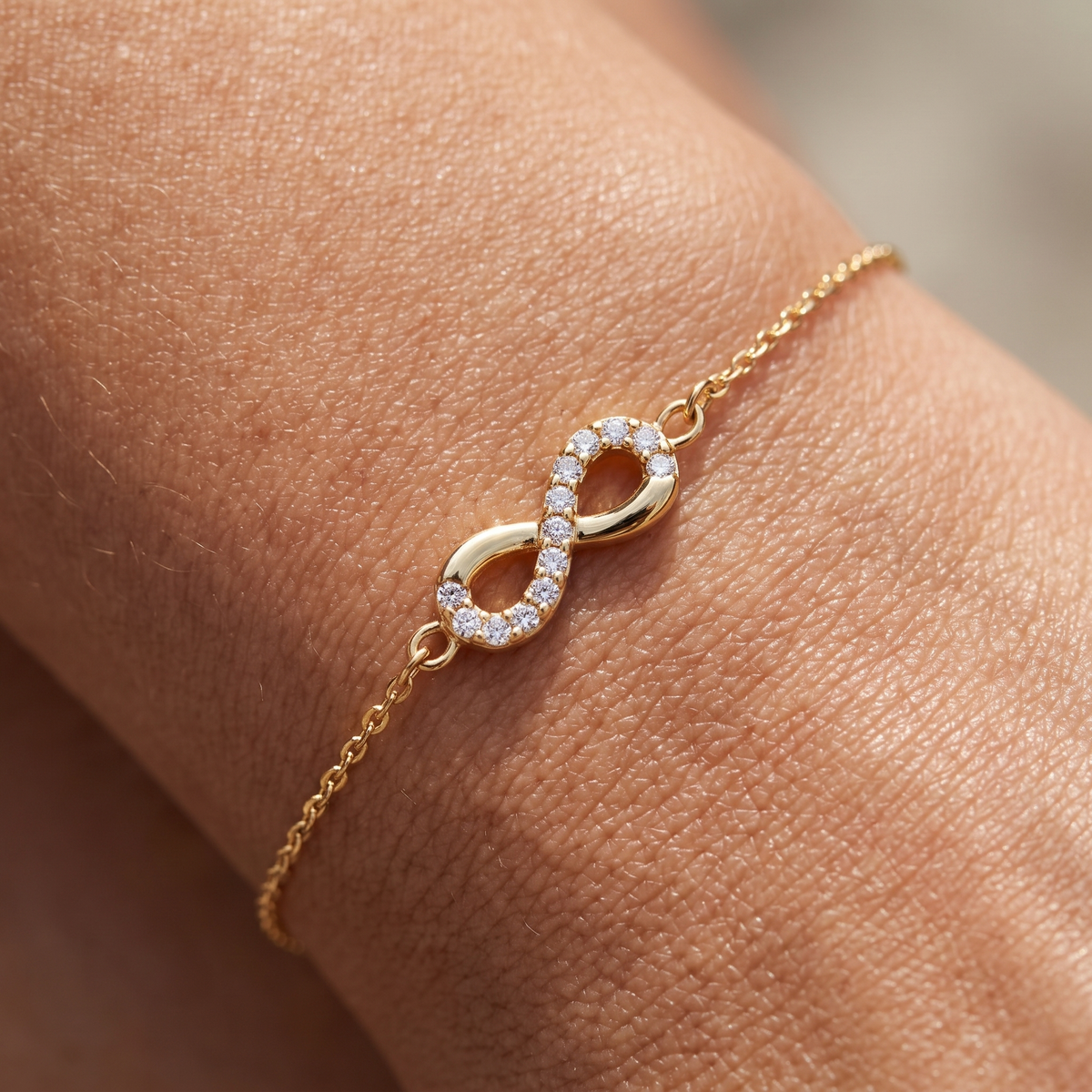 Armband Endless Gold 333 mit Zirkonia, getragen