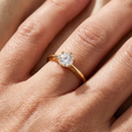 Lovebird Damenring Lab Grown Brillant Gelbgold 585, getragen