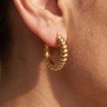 Klappcreolen twisted Gold 585, getragen
