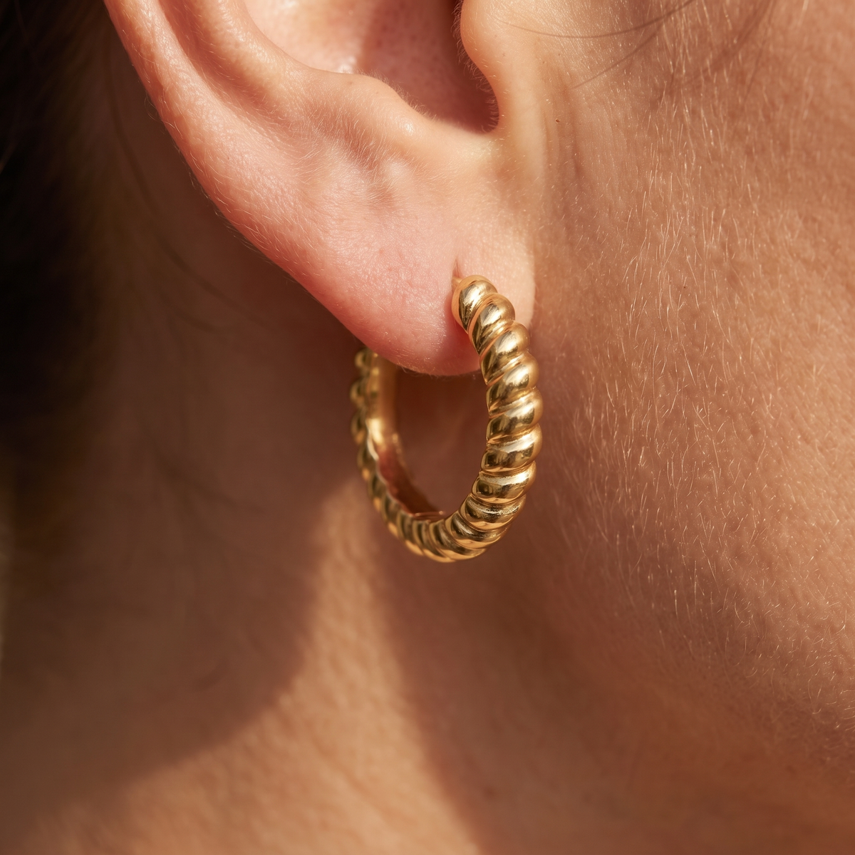Klappcreolen twisted Gold 585, getragen