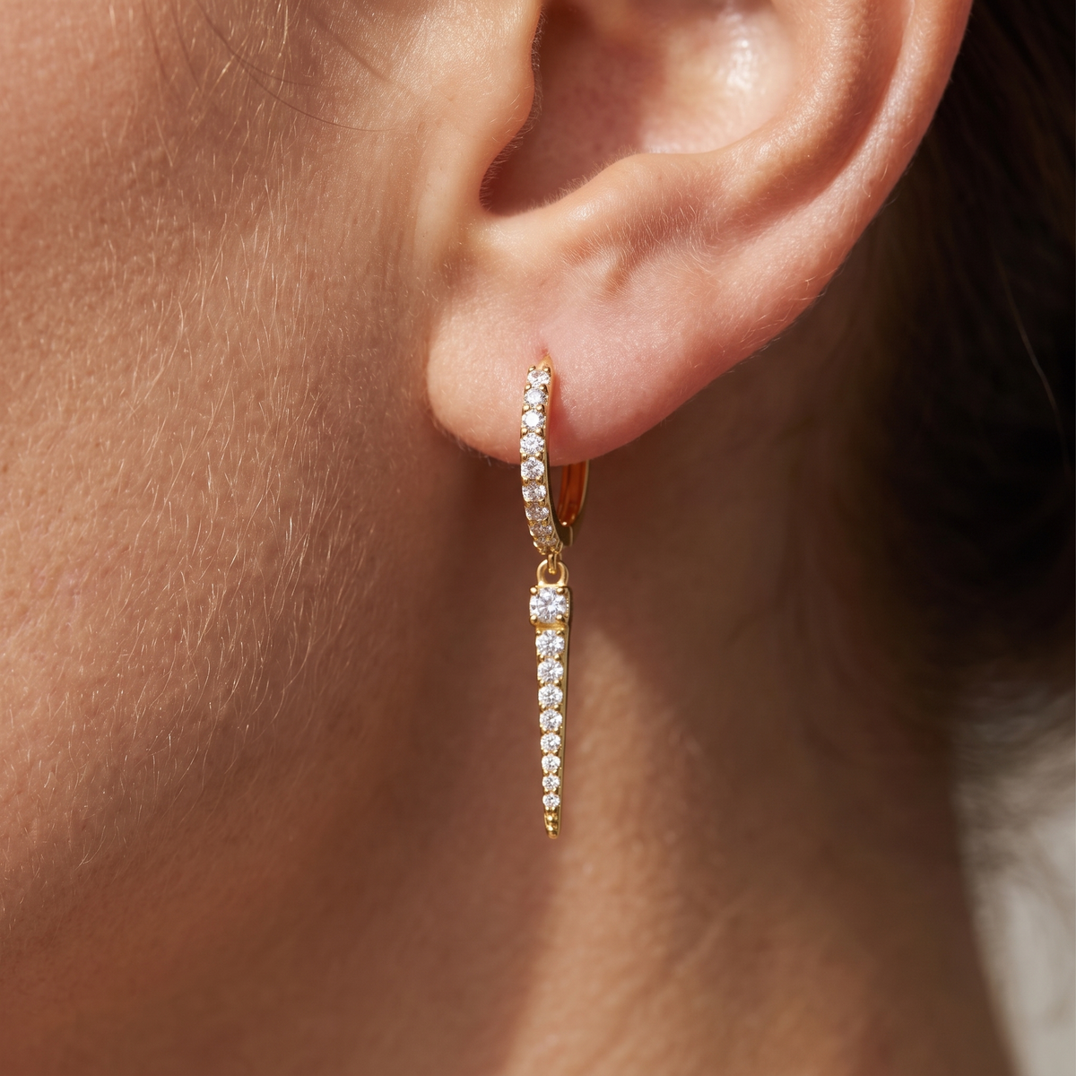 Klappcreolen Stab Zirkonia Gold 585, getragen