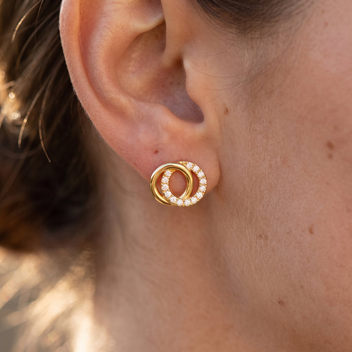 Ohrstecker Doppelreif Zirkonia Gold 585, getragen