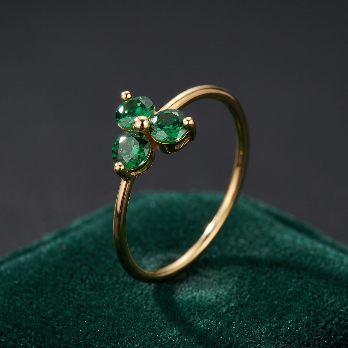 Damenring 3 Zirkonia grün Gold 585, Freisteller