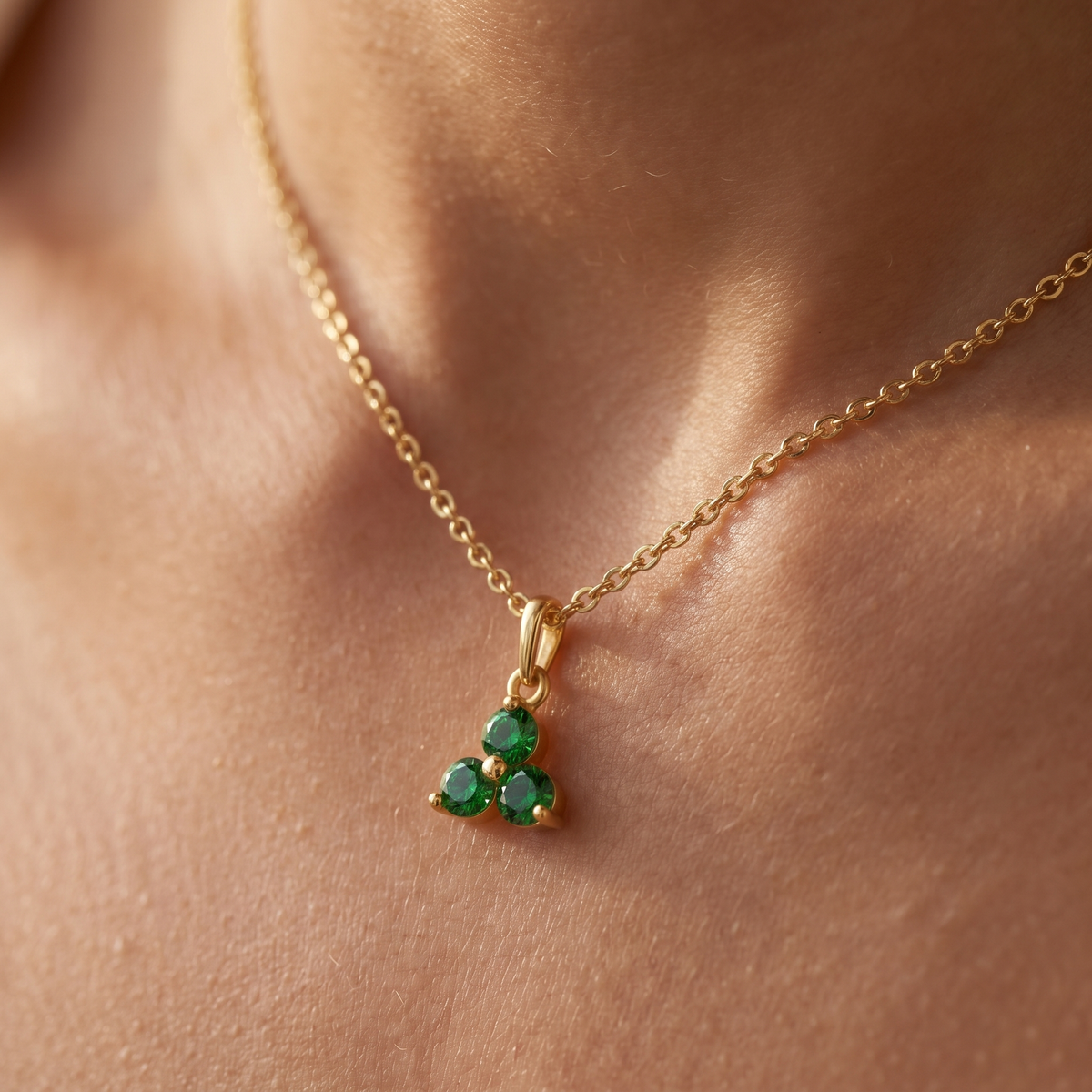 Collier 3 Zirkonia grün, Nahaufnahme