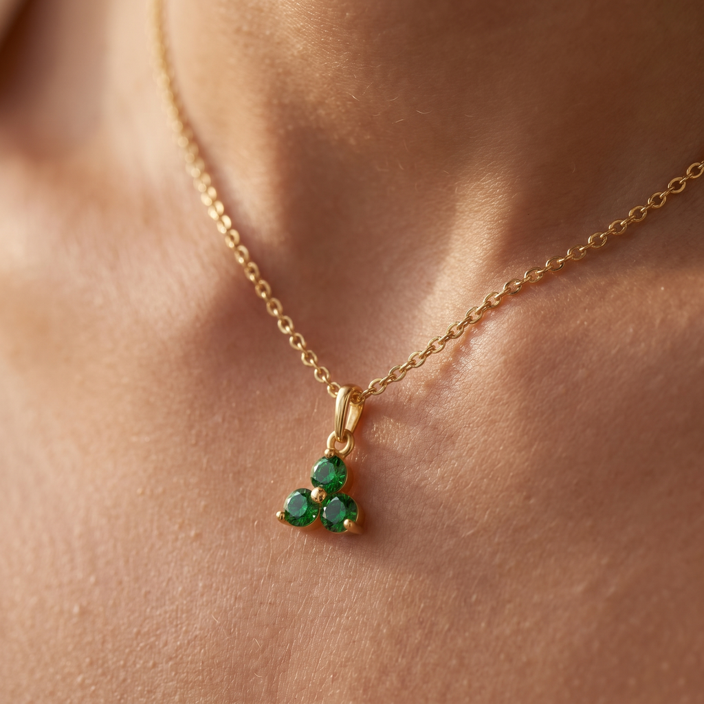 Collier 3 Zirkonia grün Gold 585, getragen