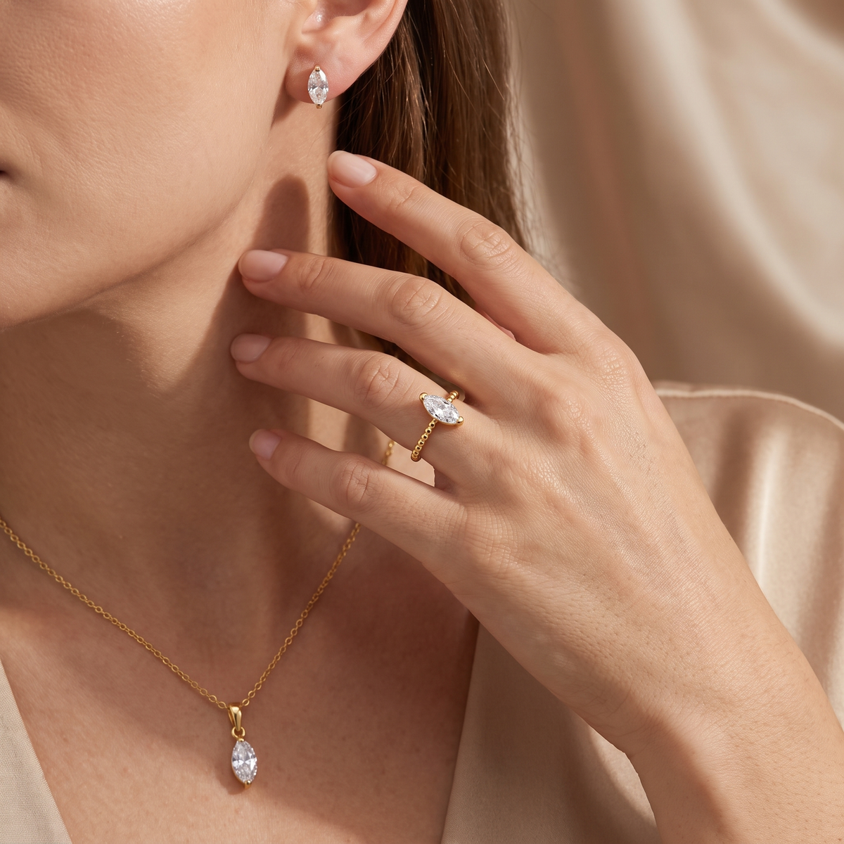 Set Zirkonia Marquise Gold 585, alle drei Teile getragen