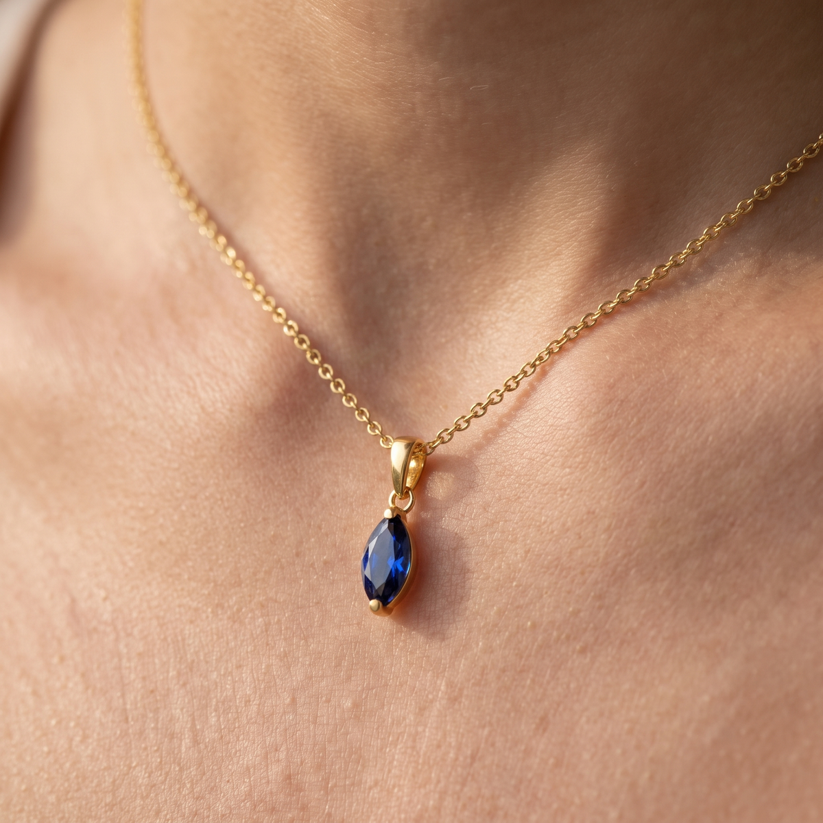 Collier Zirkonia blau Gold 585, getragen