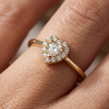 Damenring Herz Zirkonia Gold 333, getragen